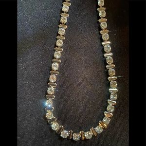 NWOT Beautiful Rhinestone Necklace Lightweight